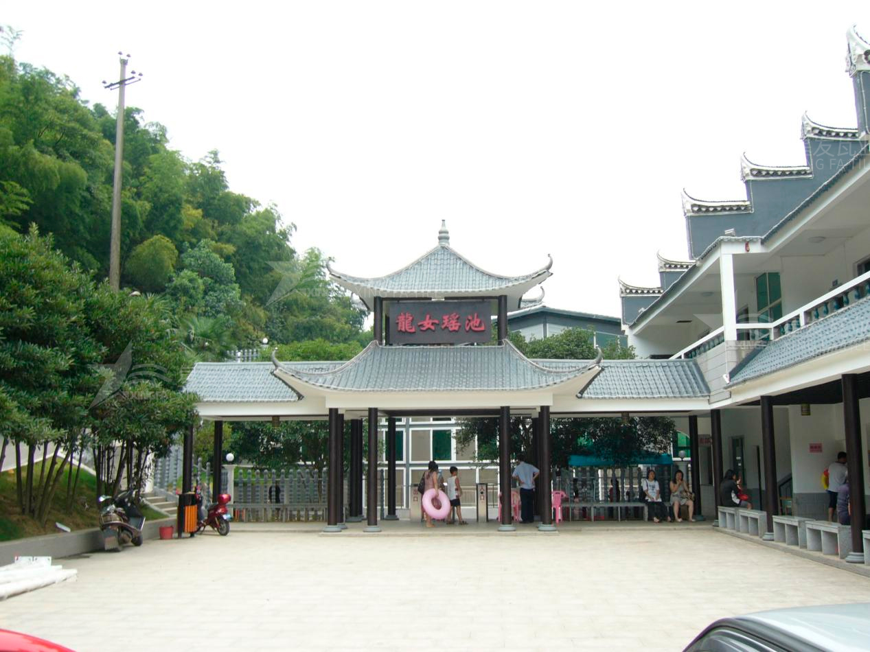 屋頂材料合成樹脂瓦和不銹鋼瓦哪個(gè)好？選擇很重要！